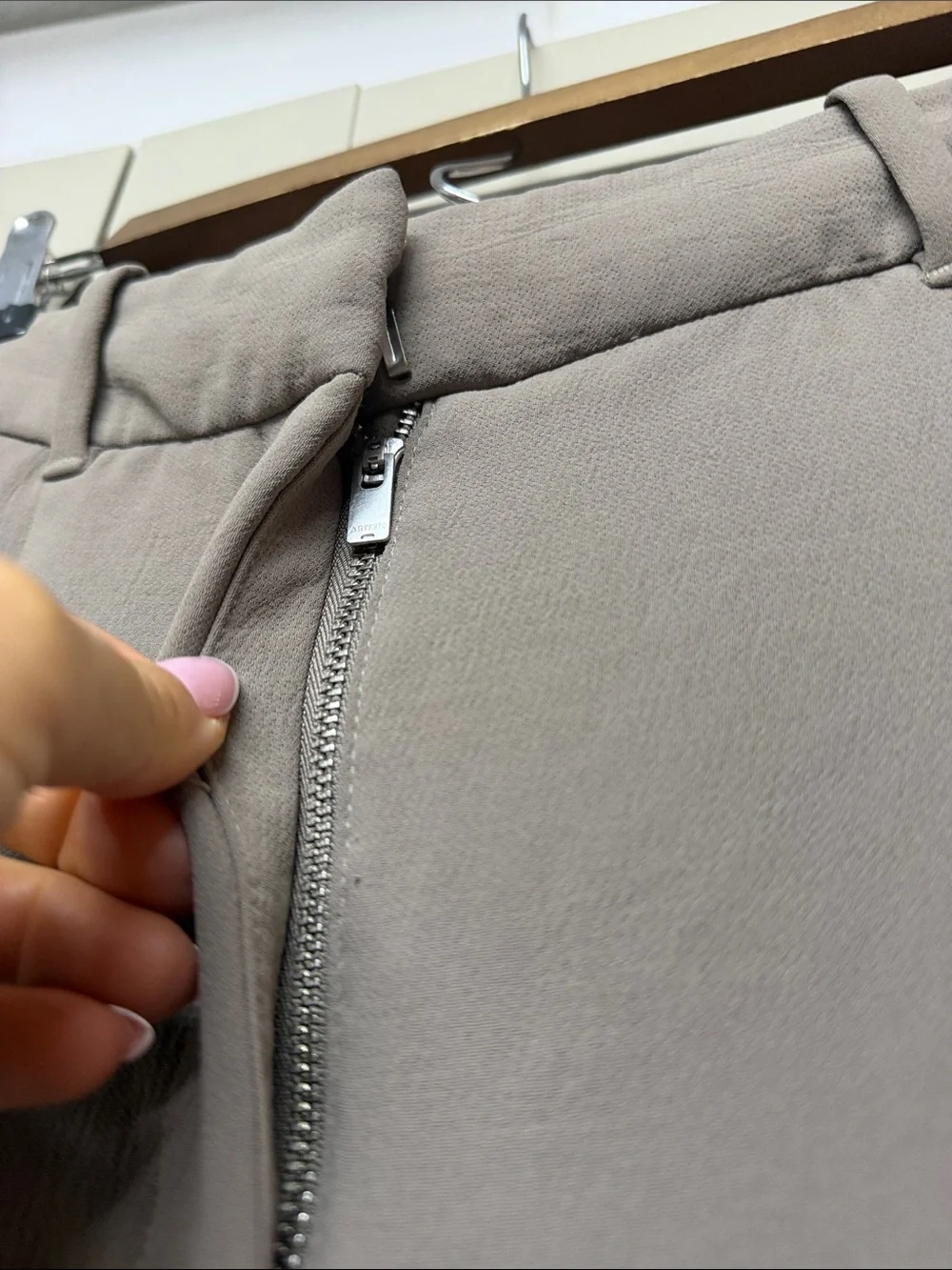Aritzia Effortless size 4 Wide-Leg Trousers in Light Taupe